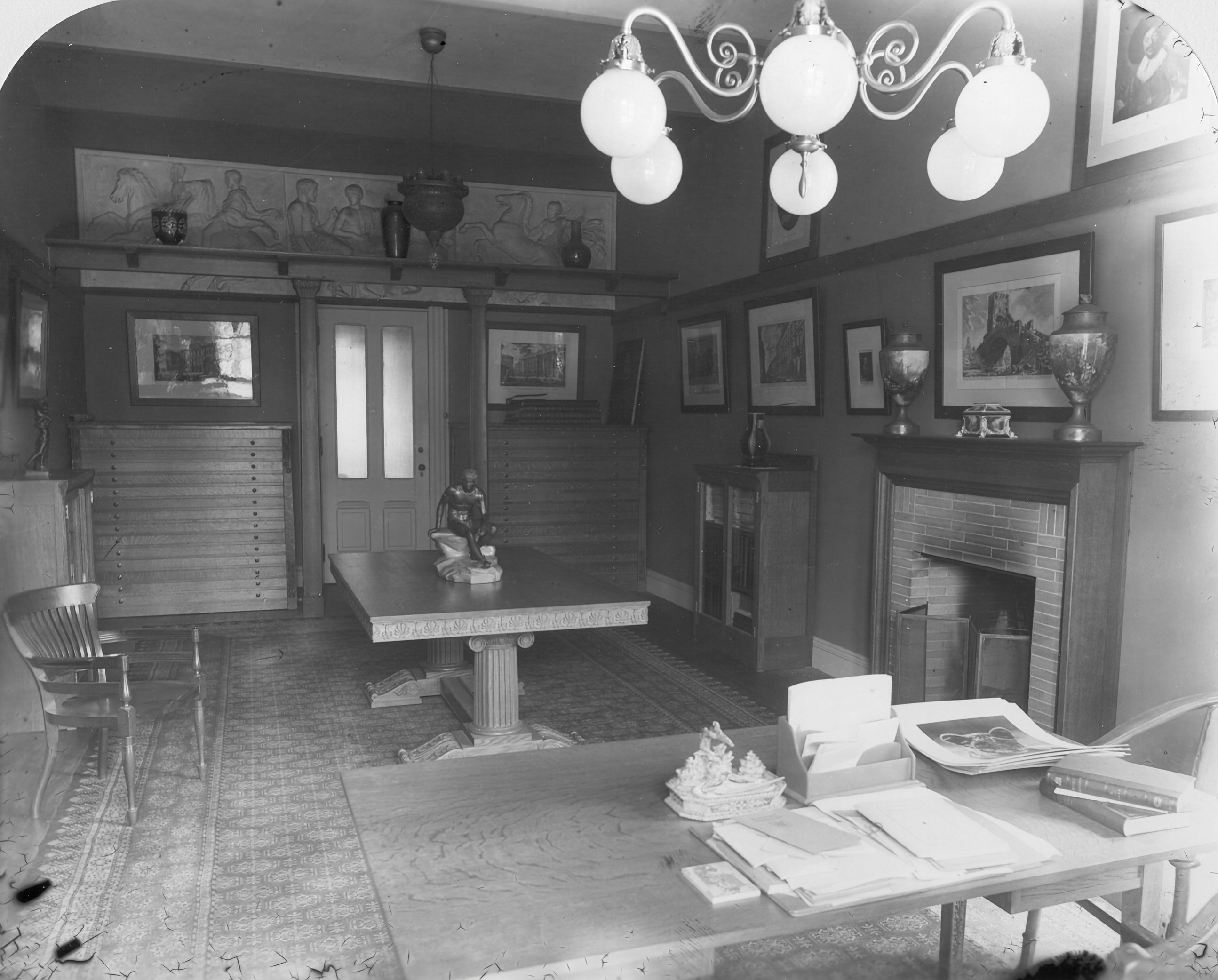 Interior of the Art Room with a central table, and other decorative details.