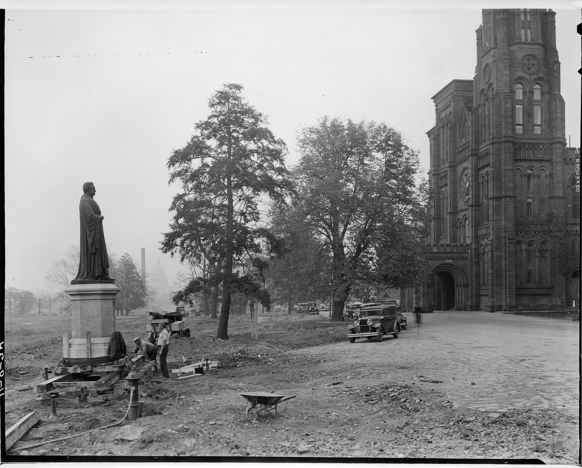 Black and white image of the statue facing towards the SI castle.